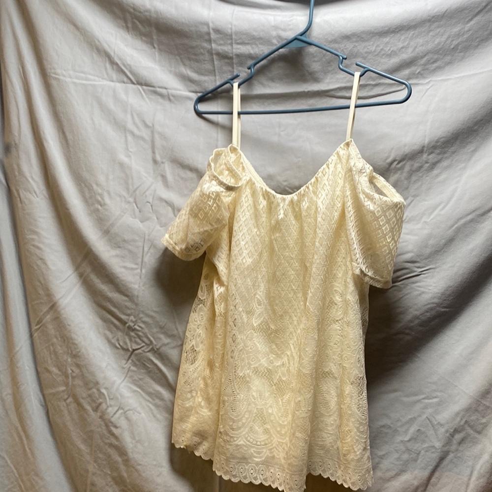 Size extra-large cold shoulder blouse new without tags super cute on